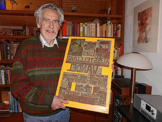 Hier zeigt Hermann Zitzlsperger einen Linolschnitt für ein Markdorfer Plakat zu einer Kunstausstellung. Bilder: Christiane Keutner/Jörg ...