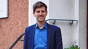 Severin Rommeler (29) vor dem Rathaus seiner Gemeinde Sauldorf.
