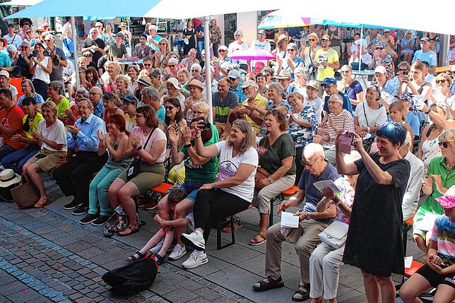 Viele Besucher in der Fußgängerzone waren vom Ökumenischen Gottesdienst am Singener Stadtfest begeistert.