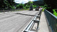 Auf der L185, hier im Bereich der Brücke der Weilerstraße, werden seit Montag Schadstellen behogen. Bis Ende dieser Woche sollen die ...