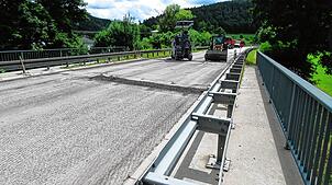 Auf der L185, hier im Bereich der Brücke der Weilerstraße, werden seit Montag Schadstellen behogen. Bis Ende dieser Woche sollen die ...