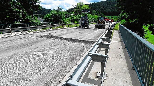 Auf der L185, hier im Bereich der Brücke der Weilerstraße, werden seit Montag Schadstellen behogen. Bis Ende dieser Woche sollen die ...