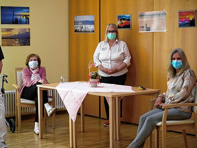 Im Luisenheim der Spitalstiftung wurde ein Besucherbereich eingerichtet. Die 85-jährige Gerda Ganser freut sich auf Besuch von Sohn ...