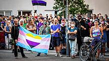 Teilnehmer einer Mahnwache in Bremen. Hier wurde eine Transfrau angegriffen.