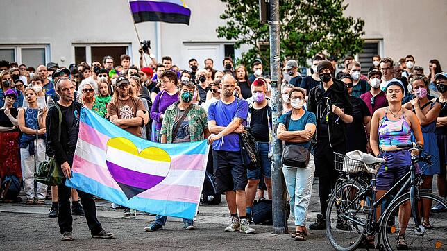 Teilnehmer einer Mahnwache in Bremen. Hier wurde eine Transfrau angegriffen.