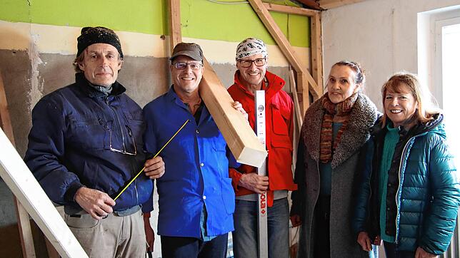Andreas Nitschke, Thomas Eberhard, Andreas Müller, Waltraud Rasch und Ingrid Dreisbach auf dem Rohbau in dem Raum in der Zeller Kultur, ...