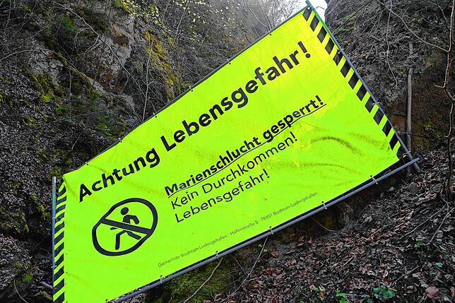 Am unteren Zugang der Marienschlucht sind zwei Absperrungen mit Warnschildern, ehe das massive Metalltor kommt. Dies ist die zweite ...