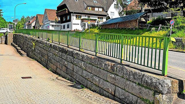 Die Stützmauer des Unternehmens Wiha ist in einem desolaten Zustand und muss saniert werden. Bild: Christel Börsig-Kienzler