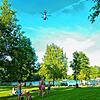 Der Rettungshubschrauber fliegt am Sonntagnachmittag über den Klosterweiher in St. Georgen. Dort ist kurz zuvor ein Mann beim Schwimmen ...