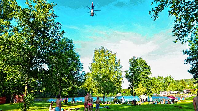 Der Rettungshubschrauber fliegt am Sonntagnachmittag über den Klosterweiher in St. Georgen. Dort ist kurz zuvor ein Mann beim Schwimmen ...