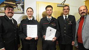 Der Abteilungskommandant der Linacher Feuerwehr, Stefan Braun, zeichnet Lorenza Klausmann und Kevin Dorer aus. Zu den Gratulanten zählen ...
