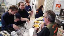 An der Ausgabe in der Küche des Münsterzentrums geht es hektisch zu. Chiara Maroulis (von links) und Alina Schnackenberg sprechen sich ...
