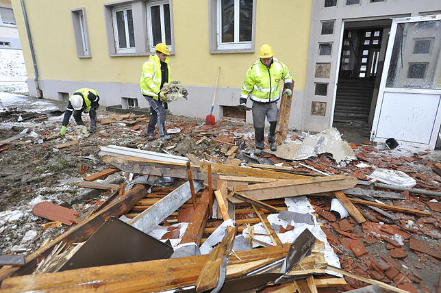 Vor ein paar Minuten war das noch eine Dachgaube: Nun wird das Material sortiert.