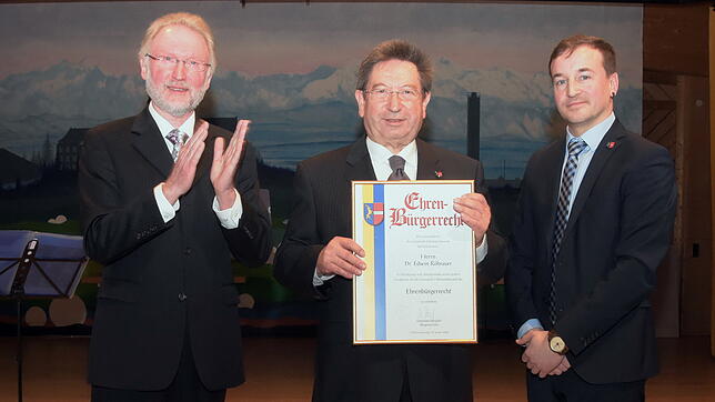 Edwin Röhrauer (Mitte) wurde beim ersten Neujahrsempfang von Bürgermeister Sebastian Stiegeler (rechts) zum Ehrenbürger ernannt. Die ...