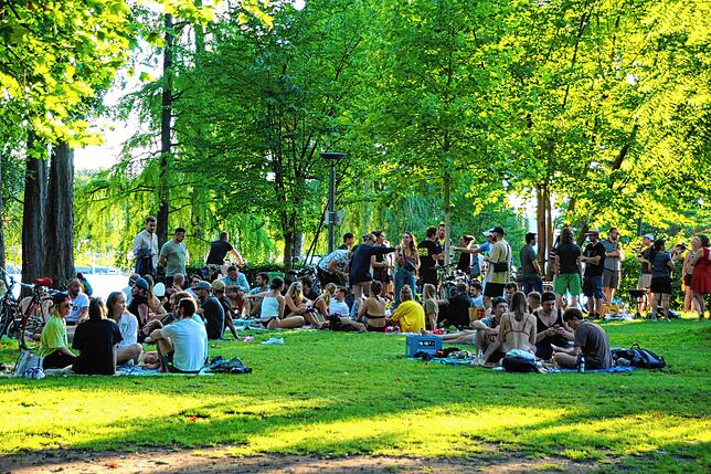 Der frühe Abend im Herosé-Park.