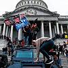 Trump-Unterstützer stürmen das Kapitol in Washington. Nach den gewaltsamen Protesten wird in den USA über eine Amtsenthebung des ...