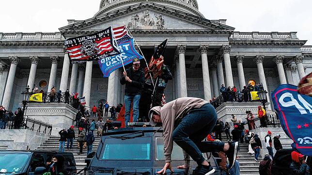 Trump-Unterstützer stürmen das Kapitol in Washington. Nach den gewaltsamen Protesten wird in den USA über eine Amtsenthebung des ...