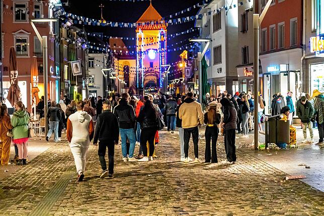 Die Idylle einer mondbeschienen Nacht in der Innenstadt. gegen Mitternacht geht es auch am Latschariplatz noch hoch her.