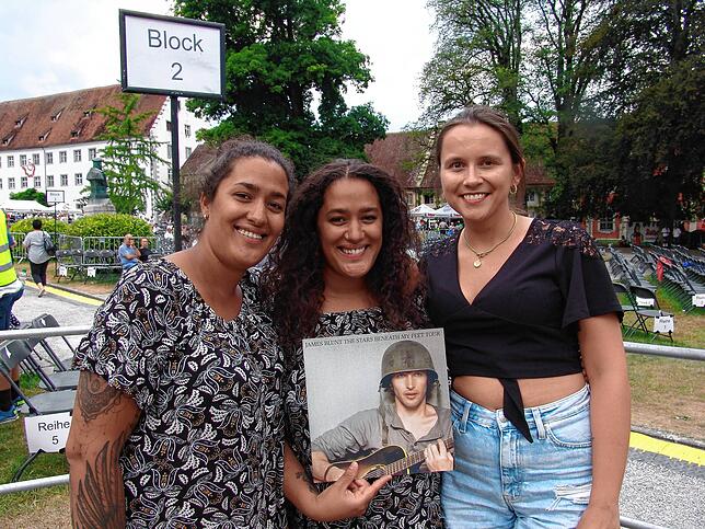 Amrita und Soraya Crain und Michelle Müller (von links) sind bereits um die Mittagszeit angereist.