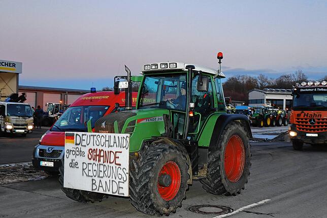 An Traktoren waren während der Protestfahrt von Schwenningen nach Stetten a.k.M. eindeutige Botschaften an die Adresse der ...
