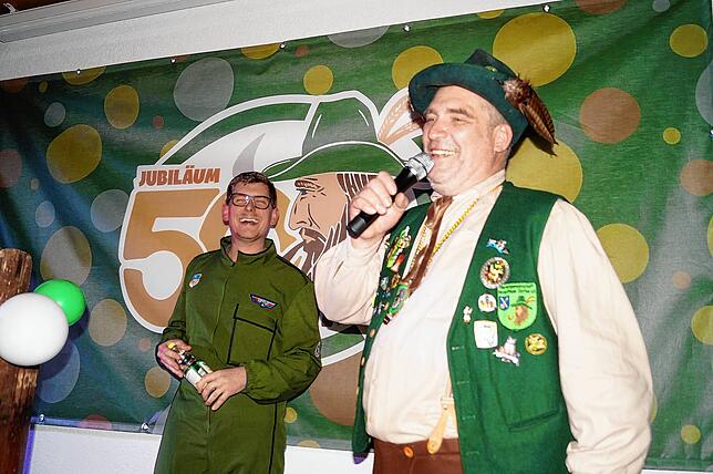 Zunftmeister Markus Greinwald (rechts) lbedankt sich bei Erbsenzähler Matthias Grömer mit Getränk und launigen Worten. Matthias