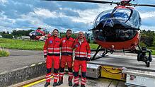 Die Crew mit dem neuen Hubschraubermodell von Christoph 45 in Friedrichshafen: (von links) Notarzt Pascal Piontek, HEMS TC Roman Fischer ...