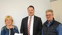 Winfried Maier von der Bürgerinitiative Freunde für Todtmoos (rechts) übergibt zusammen mit Leni Faschian den Zwischenstand der ...