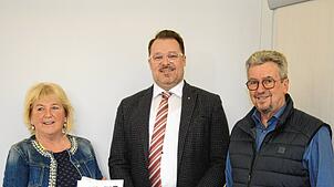 Winfried Maier von der Bürgerinitiative Freunde für Todtmoos (rechts) übergibt zusammen mit Leni Faschian den Zwischenstand der ...