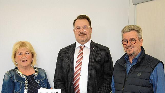 Winfried Maier von der Bürgerinitiative Freunde für Todtmoos (rechts) übergibt zusammen mit Leni Faschian den Zwischenstand der ...