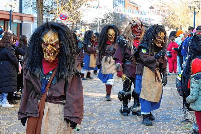 Trotz schauriger Masken sind die Stierberghexen aus Sunthausen recht friedlich beim Umzug in Bad Dürrheim.