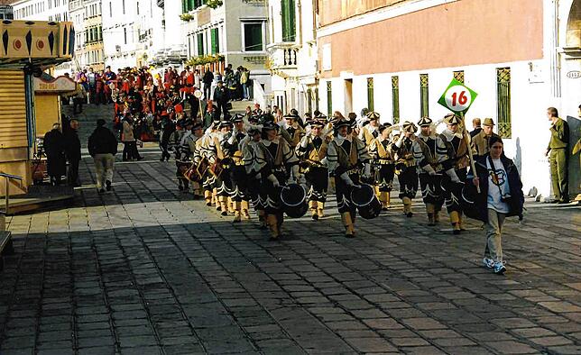 Der Fanfarenzug Burg Hohen Friedingen bei einem Auftritt in Venedig im Jahr 2000.