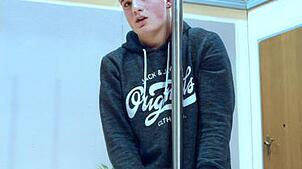Weil Bernd Gombold es so in der Theatervorlage geschrieben hat, muss sich Sohn Julian beim Vilsinger Fasnetstheater mit Handschellen an ...
