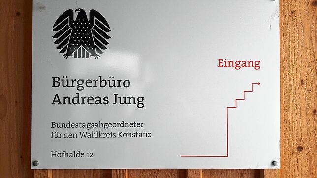 Durch die Tür, dann die Treppe hoch: Der Berliner Politikbetrieb hat eine Nebenstelle in einem Hinterhaus in der Konstanzer Innenstadt.