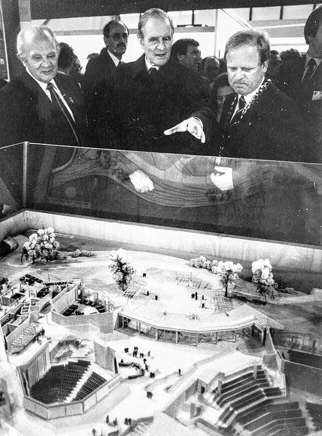 Hoher Besuch: Bundespräsident Karl Carstens betrachtet mit Oberbürgermeister Martin Herzog das Modell des Graf-Zeppelin-Hauses.