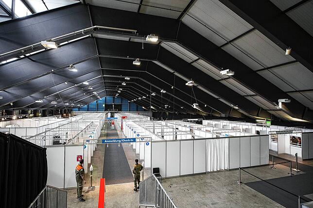 Personal steht im Impfzentrum auf dem Gelände der Messe Luzern. Bild: dpa