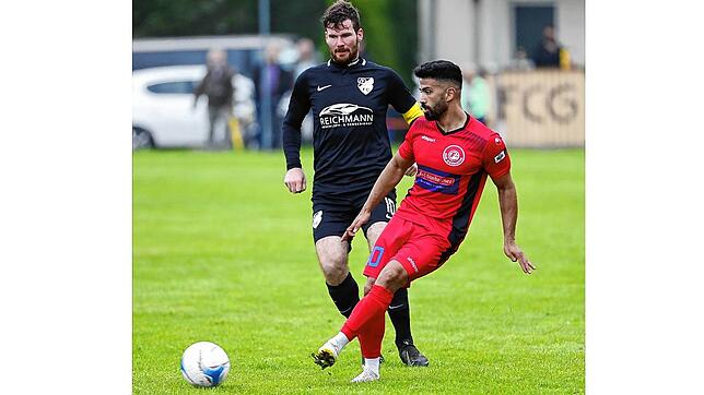 Willkommene Verstärkung: Isa Sabuncuo (vorn), der hier vor dem Gutmadinger Manuel Huber den Ball spielt, steht dem FC Bad Dürrheim ...