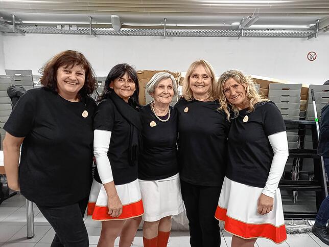 Die Garde-Mädels aus früheren Zeiten hinter der Bühne (von links): Barbara Mönch-Reuter, Christine Lavall, Marlies Degen, Heike Mönch ...