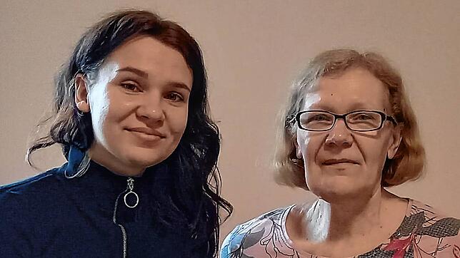 Elena und Natalya Vorona (von links) in ihrem kleinen Zimmer in der Luisenstraße in Konstanz. Seit sie ihre Heimat verlassen haben, ...