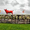 Ein roter Stier thront noch im Juni über dem Öschberghof-Schriftzug bei Aasen. Mittlerweile ist er allerdings verschwunden. Warum ...
