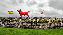 Ein roter Stier thront noch im Juni über dem Öschberghof-Schriftzug bei Aasen. Mittlerweile ist er allerdings verschwunden. Warum ...