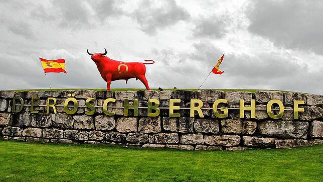 Ein roter Stier thront noch im Juni über dem Öschberghof-Schriftzug bei Aasen. Mittlerweile ist er allerdings verschwunden. Warum ...