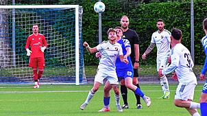Starker Auftritt: Emanuel Esser (Mitte, beim Kopfball vor Leon Hofmans) erzielte zwei Treffer beim 4:4 des SV 08 Laufenburg im Derby ...