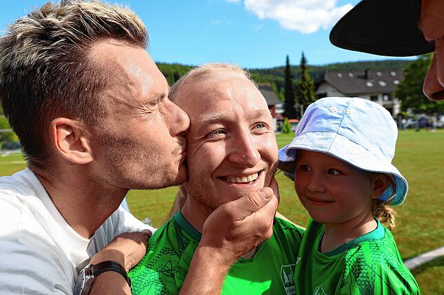 Ein Küsschen für Meistertrainer Daniel Wehrle bei der Partie des FC Brigachtal nach dem Spiel beim SV Titisee.