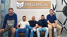 Freunde und Firmenpartner, das Logo prangt über den Köpfen (von links): Andreas Baur, David Lickert, Finn Paluch, Jan Hartmann und ...
