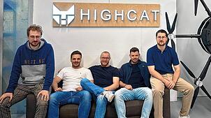Freunde und Firmenpartner, das Logo prangt über den Köpfen (von links): Andreas Baur, David Lickert, Finn Paluch, Jan Hartmann und ...