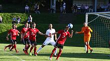 Spannung im Derby: Der FC Erzingen (weiße Trikots) fährt zum Rückspiel beim SV Jestetten. Im September gewannen die Erzinger mit 3:0.