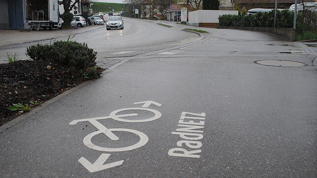 Markierungen weisen auf den bestehenden Radweg hin.