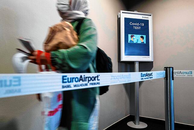 Auf dem Weg zum Corona-Test am Flughafen Basel-Mulhouse (Aufnahme vom 4. August 2020).
