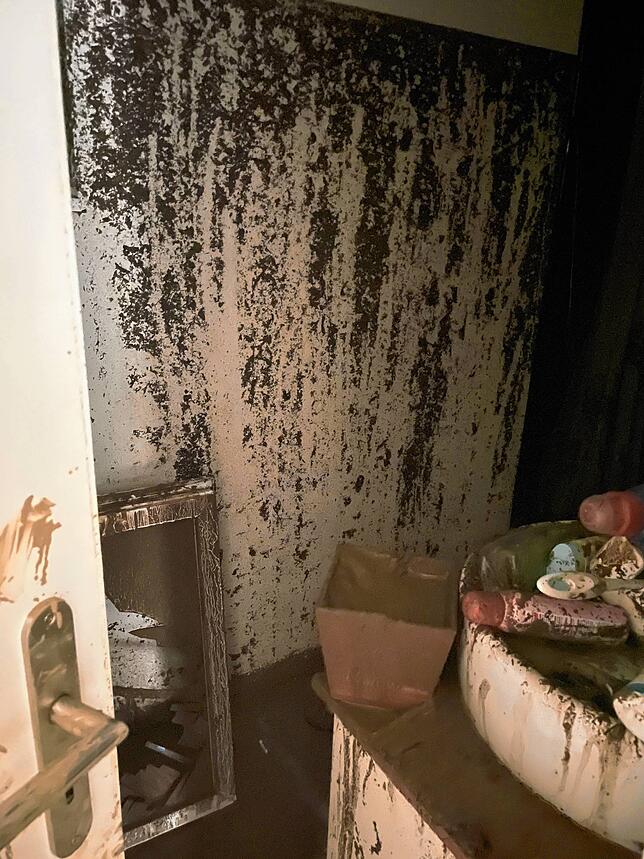 Blick ins Badezimmer: Bis zur Decke stand dort das Wasser. Die Reste der Überschwemmung sind noch deutlich sichtbar.