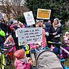 Väter, Mütter und ihre Kinder demonstrieren vor der Sitzung des Konstanzer Gemeinderats gegen die Erhöhung der Kita-Gebühren. Sie ...